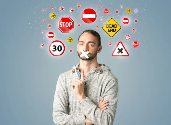 Jeune homme avec bouche collée et feux de signalisation — Photo