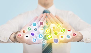 Eller mobil uygulama simgeleri ile bir form oluşturuluyor