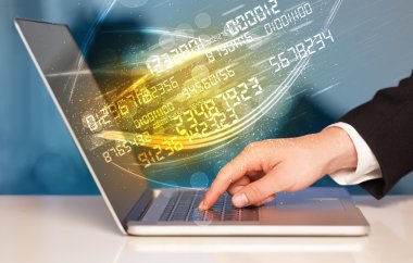 Modern defter üzerinde gelen sayı teknoloji veri ile yazarak adam