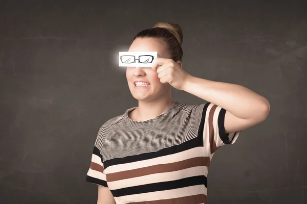 Menina feliz olhando com papel desenhado à mão óculos de olho — Fotografia de Stock