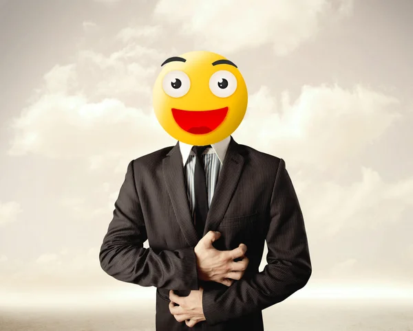 Бизнесмен носит желтое улыбающееся лицо — стоковое фото