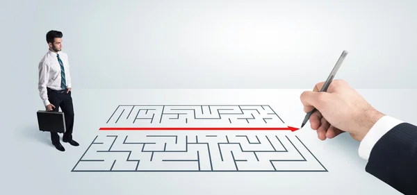 Uomo d'affari guardando soluzione disegno mano per labirinto — Foto Stock