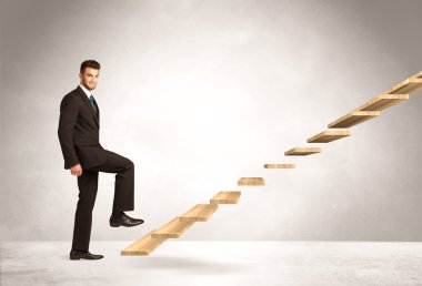 Bir merdiven çıkıyorum