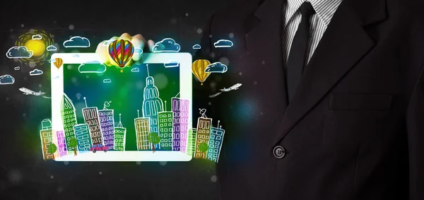 Mladý člověk ukazující tablet s ručně kresleným cityscape — Stock fotografie