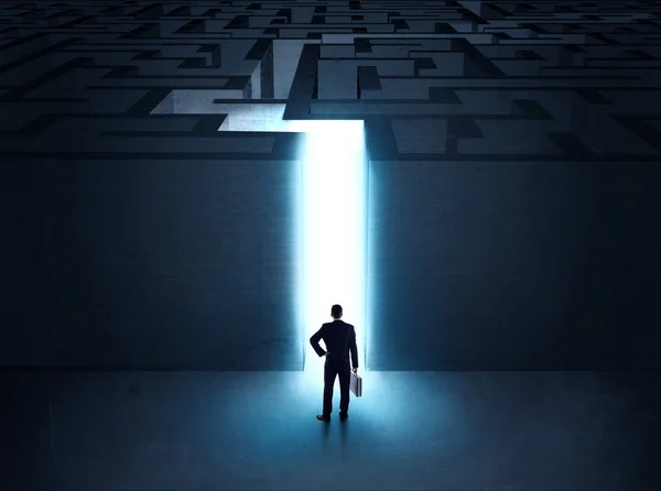 Man at the entrance to a maze — Stock Photo, Image