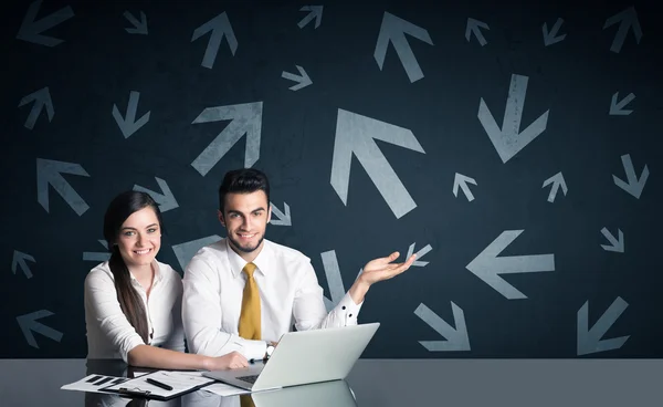 Zakelijke paar met pijlen op achtergrond — Stockfoto