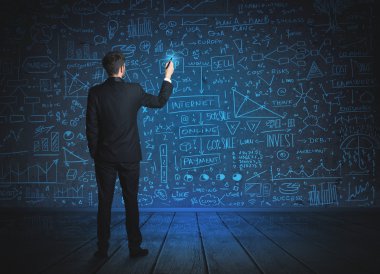 Ekonomi projesi geçmişi olan iş adamı çizimi