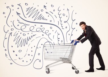 Alışveriş arabalı bir iş adamı.