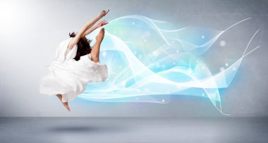 Etrafında soyut mavi eşarpla atlayan sevimli bir genç.