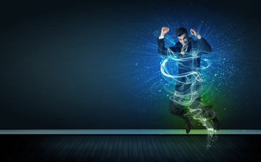 Yetenekli neşeli iş adamı parlayan enerji hatlarıyla zıplıyor