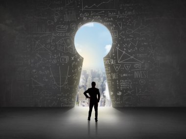 Parlak şehir manzaralı anahtar deliğine bakan bir işadamı