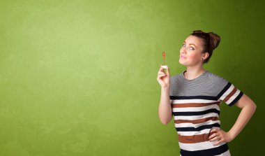 Telif alanı arka planında sabun köpüğü üfleyen güzel kadın