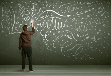 Genç şehir ressamı çiziyor