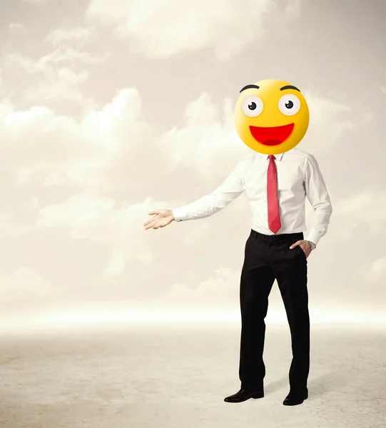 Affärsman bär gul smiley ansikte — Stockfoto