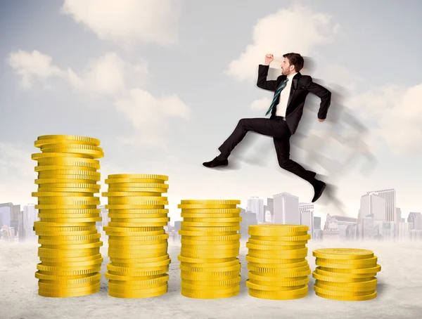 Επιτυχημένος επιχειρηματίας πηδάει πάνω σε χρυσά νομίσματα — Φωτογραφία Αρχείου