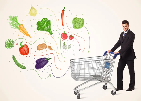 野菜とショッピングカートを持つビジネスマン — ストック写真