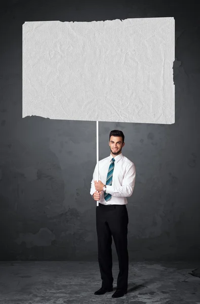 Empresario con papel de folleto en blanco —  Fotos de Stock