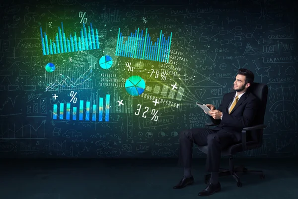 Empresário em cadeira de escritório com tablet na mão e alta tecnologia gr — Fotografia de Stock