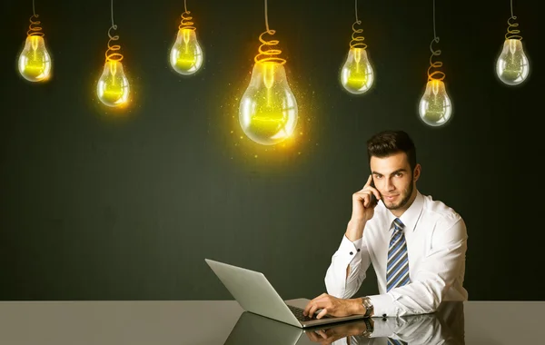 Uomo d'affari con lampadine idea — Foto Stock