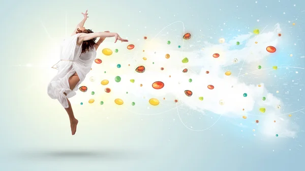 Belle femme sautant avec des pierres précieuses colorées et des cristaux sur le b — Photo