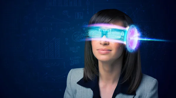 Mujer del futuro con gafas de smartphone de alta tecnología — Foto de Stock