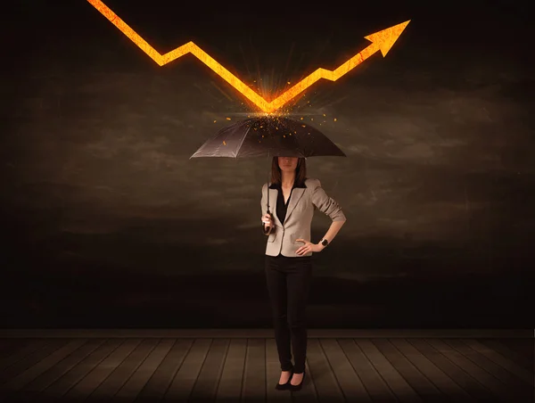 Femme d'affaires debout avec parapluie gardant flèche orange — Photo