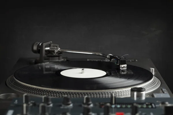 Plattenspieler spielen Vinyl in Nahaufnahme mit Nadel auf der Platte — Stockfoto