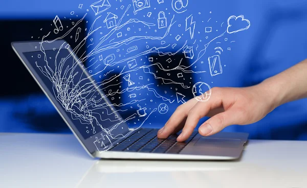 Mann drückt Notebook-Laptop-Computer mit Doodle-Symbol Cloud-Sym — Stockfoto