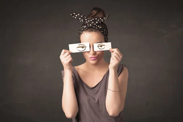 Joven sosteniendo papel con ojo enojado dibujo — Foto de Stock