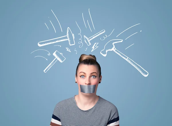 Jeune femme avec bouche collée et des marques de marteau — Photo