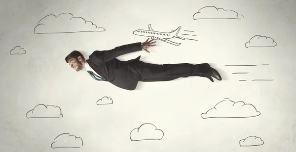 Wesoły biznesmen latający między ręcznie narysowanymi chmurami nieba — Zdjęcie stockowe