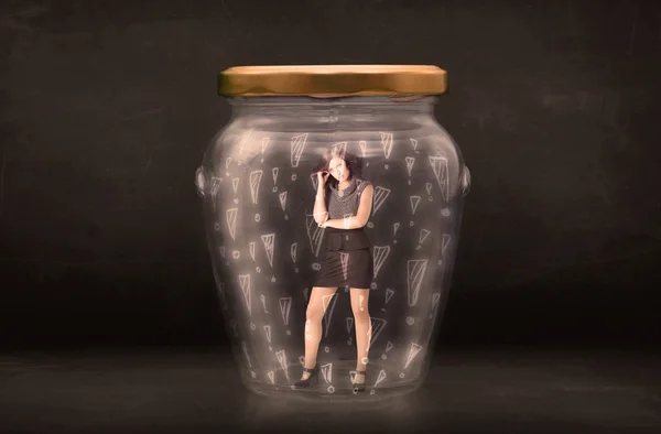 女商人被困在 jar 与感叹号概念 — 图库照片