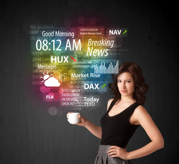 Affärskvinna hålla en vit kopp med dagliga nyheter och information — Stockfoto