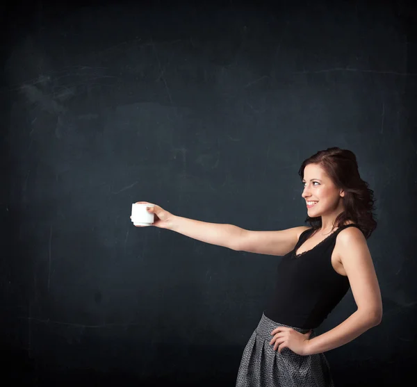 Femme d'affaires tenant une tasse blanche — Photo