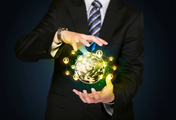 Empresario sosteniendo un globo de medios sociales — Foto de Stock