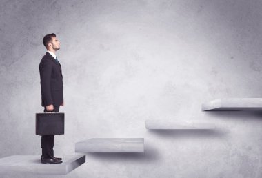 Bir merdiven çıkıyorum