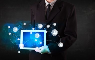 genç bir kişi ile iletişim teknolojisi concep talbet holding