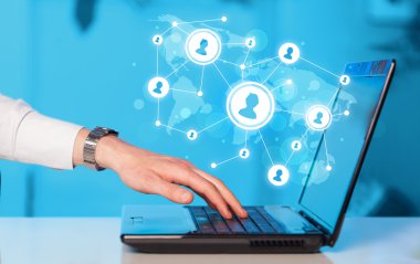 El dizüstü bilgisayar ve Sosyal Medya Icons yakın çekim