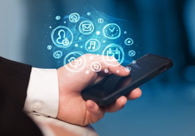 El smartphone telefon app seçenekleri ile tutarak