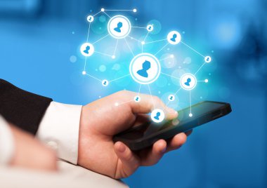 Smartphone, sosyal ağ kavramı işaret parmak