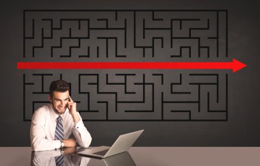 işadamı ile arka planda çözülen bulmaca