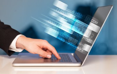 Bir dizüstü bilgisayarda yazarak adam yakın çekim