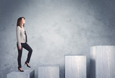 Bir merdiven çıkıyorum