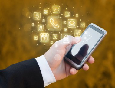 El smartphone telefon app simgeleri ile tutarak