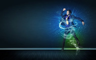 Yetenekli neşeli iş adamı parlayan enerji hatlarıyla zıplıyor