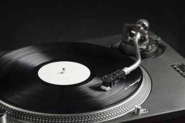 Turntable plağı çalıyor. Plakta iğneyle kapat. 