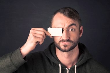 Yakışıklı bir adam elinde fotokopi kağıdı tutuyor.