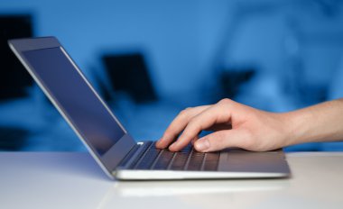 modern dizüstü bilgisayar üzerinde renkli backgrou basarak işadamı