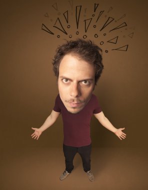 Sosyal ünlem işaretli koca kafalı insan.