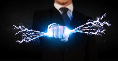 Elektrik kablolarını tutan iş adamı